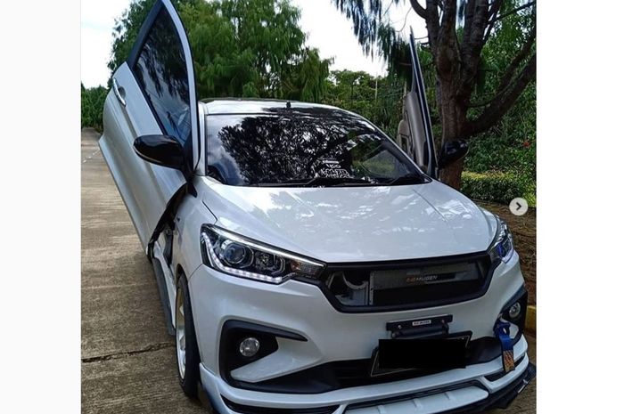 Modifikasi Suzuki Ertiga pakai pintu gunting