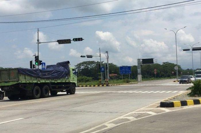 Sejumlah truk keluar dari Interchange Pekalongan Jalan Tol Trans Jawa, Selasa (19/2/2019).    