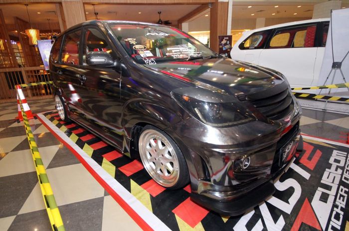 Toyota Avanza hitam dengan kabin paling kece di Manado