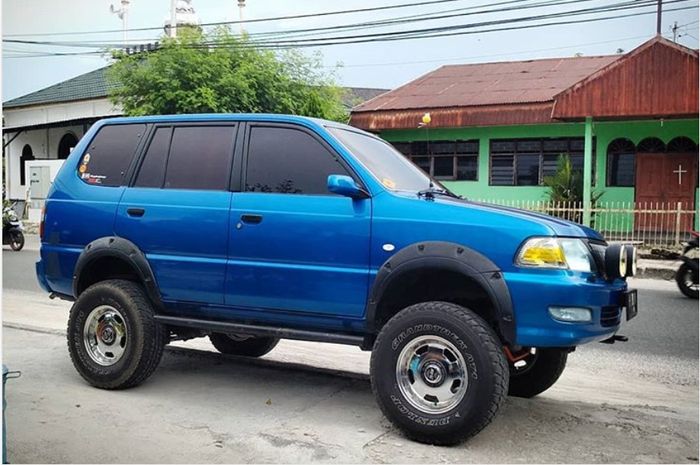 Tampilan samping modifikasi Toyota Kijang Kapsul bergaya ALTO