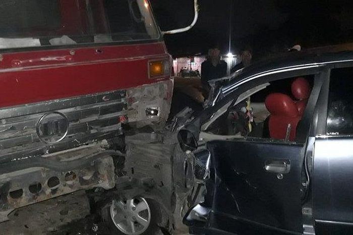 Toyota Avanza terjang truk tronton hingga teriris dan bodi terkelupas