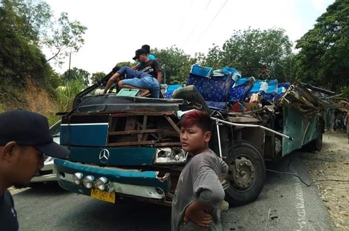 Sebuah bus terlibat kecelakaan hingga mengakibatkan kerusakan parah