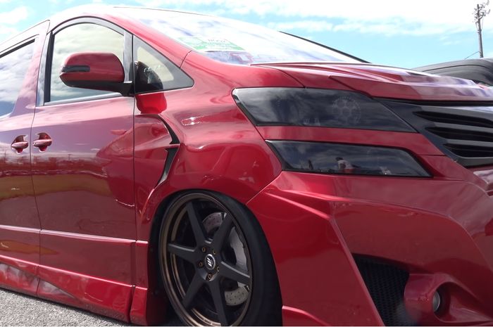 Modifikasi Toyota Vellfire dengan kostum merah maroon