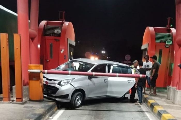 Sebuah mobil yang dikendarai oleh kawanan perampok ditabrak pengendara truk di Tol Tangerang - Merak, Selasa (8/10/2019)
