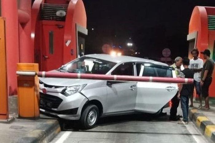 Daihatsu Sigra yang dikejar dan ditabrak truk korban perampokan di tol Tangerang-Merak