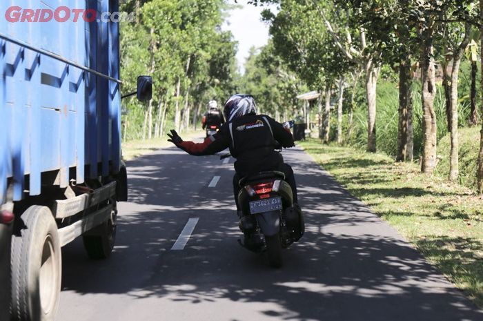 Ilustrasi berkendara di dekat truk