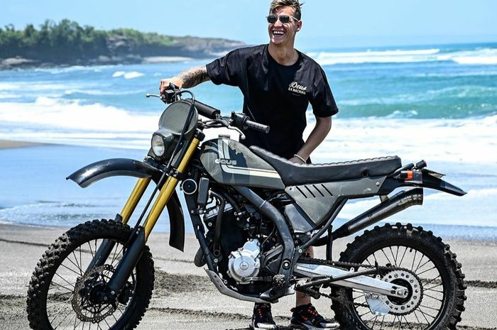 Fabio Quartararo menjelajahi pantai di Bali dengan motor garapan Deus