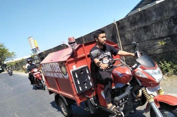 Lurah Maccini Sombala membawa damtor agar api tidak menyebar ke rumah warga