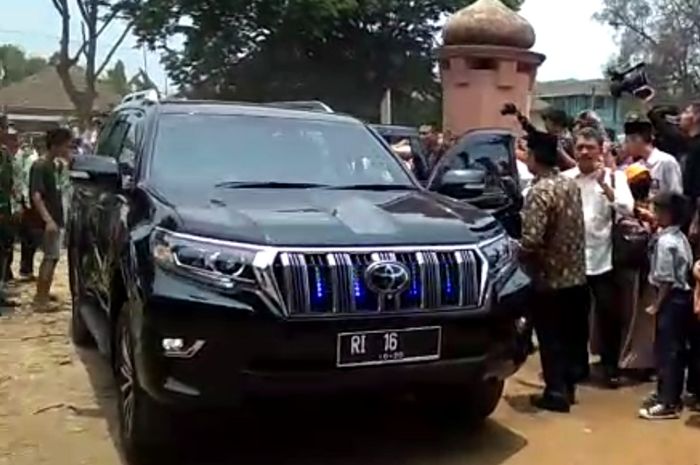 Toyota Land Cruiser Prado yang membawa Wiranto