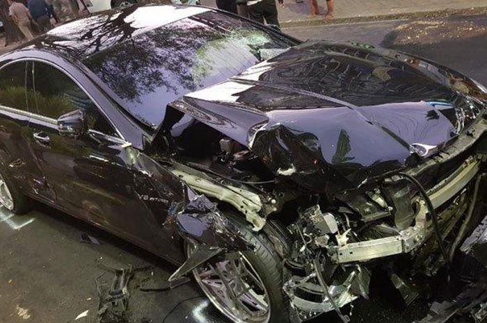 Mercedes-Benz CLS63 AMG remuk bertabrakan adu wajah lawan pikap di kota Malang