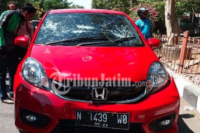Honda Brio diamuk massa tanpa sebab di Sidoarjo, Jawa Timur