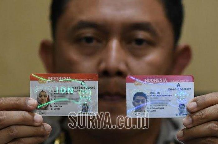 Kanit Regident Satlantas Polrestabes Surabaya, AKP Sigit Indra menunjukkan Smart SIM yang sudah bisa didapatkan pemohon SIM yang mengurus di Satpas Colombo, Rabu (9/10/2019). 
