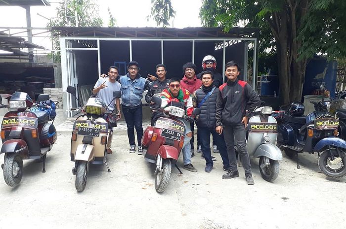 Rombongan vespa yang uji nyali melintasi Alas Roban pada malam hari