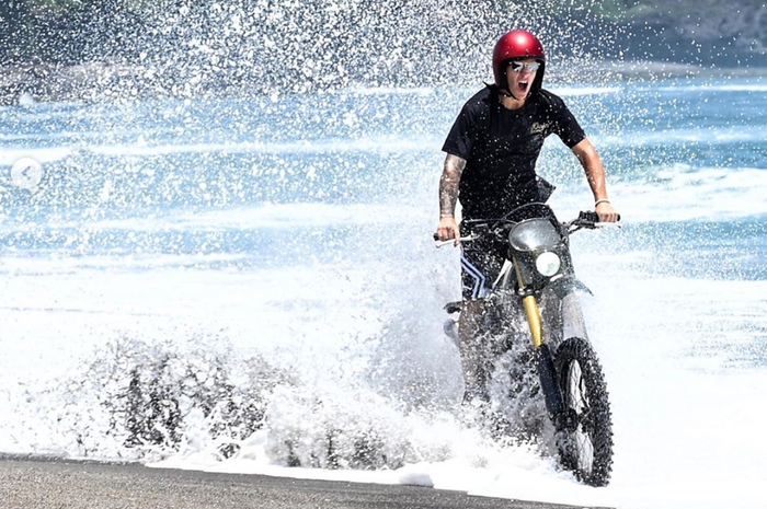 Fabio Quartararo sedang menikmati main motor trail di pantai Pulau Bali