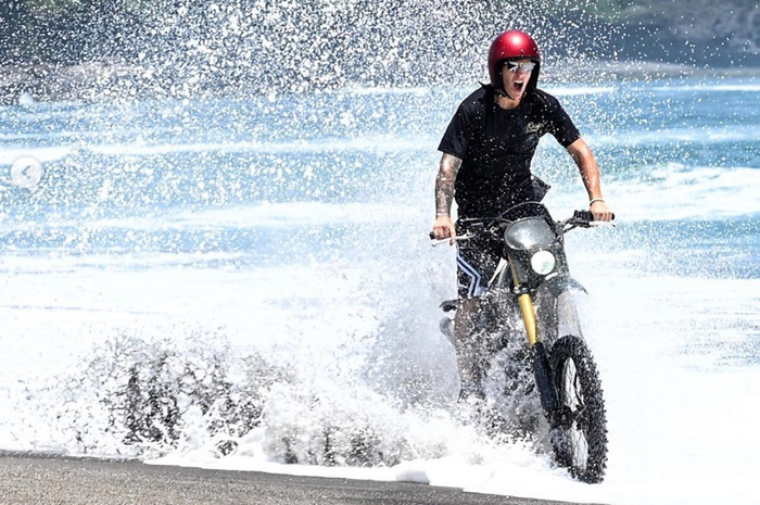 Fabio Quartararo sedang menikmati main motor trail di pantai Pulau Bali