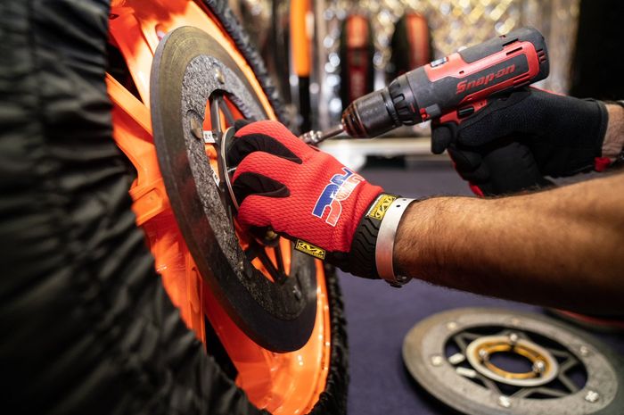 cakram carbon di motor MotoGP dipakai dalam kondisi balap kering