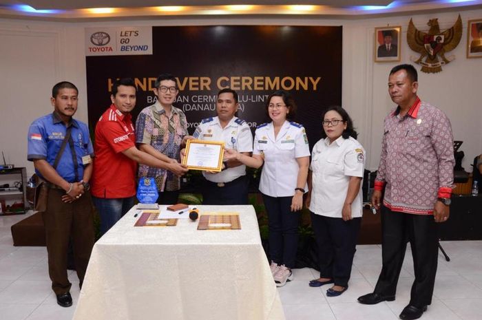 Acara gerakan program CSR keselamatan berlalu lintas di area Danau Toba, Sumut oleh Toyota