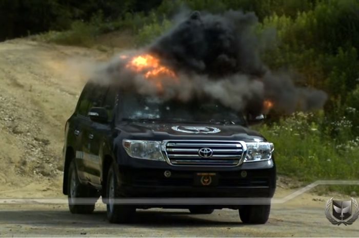Toyota Land Cruiser saat dites menggunakan bom