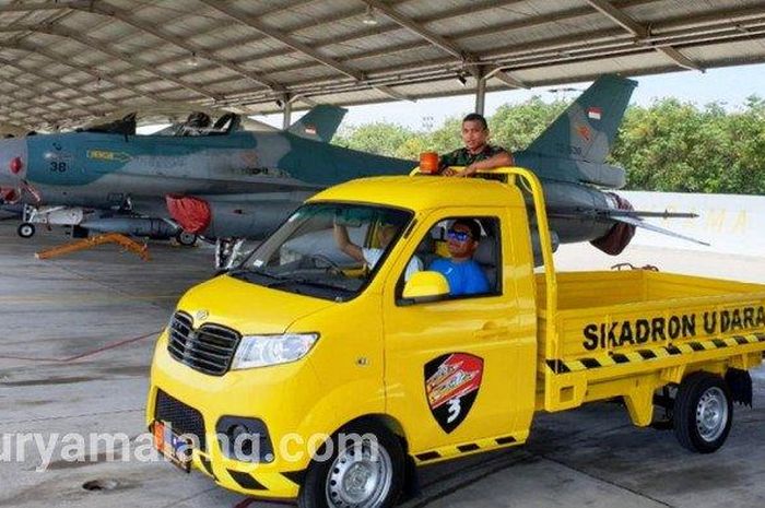 Mobil Esemka Bima bantuan Marsekal TNI Yuyu Sutisna, untuk Tim Flight Line Skadron Udara 3 Lanud Iswahjudi, Maospati, Magetan, terlihat berseliweran di movement area, yakni runway, taxiway dan aprron.   
