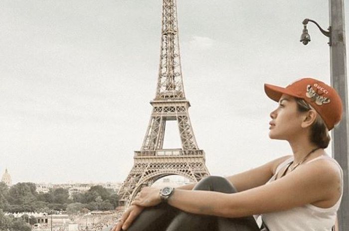 Nikita Mirzani pacari bule brondong berusia 23 tahun.