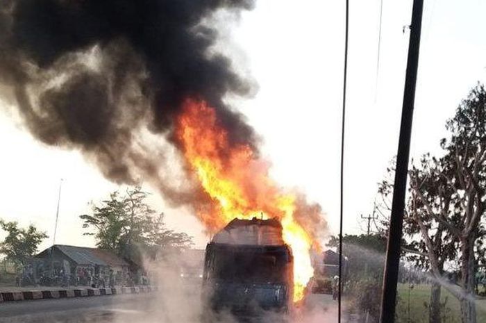 Mobil tangki tiner terbakar hebat di Jalan Raya Candangpinggan, Kecamatan Sukagumiwang, Kabupaten Indramayu, Minggu (13/10/2019) sekitar pukul 04.30 WIB. 