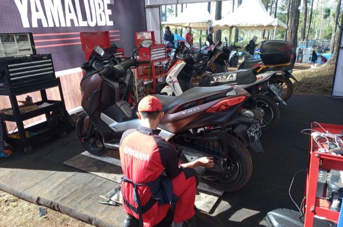 Mekanik sedang servis di MAXI Yamah Day 2019 Bandung