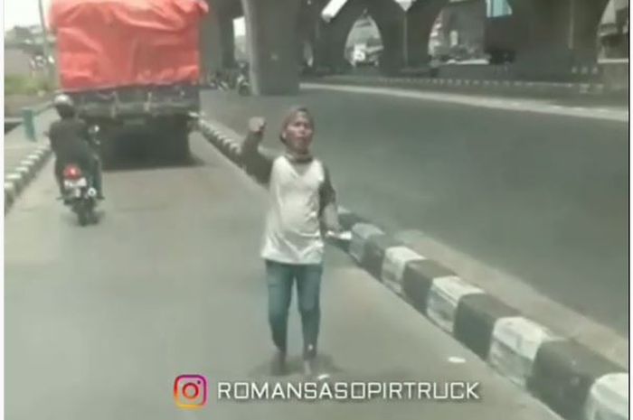 Seperti ini aksi pemalakan terhadap pengemudi truk di sekitaran Pelabuhan Tanjung Priok