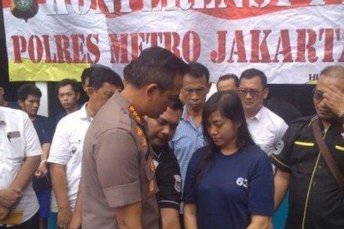 Djeni Herilewie (39) saat dihadirkan dalam ungkap kasus di Mapolrestro Jakarta Timur, Kamis (10/10/2019).