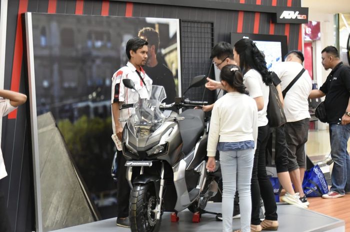 Pengunjung yang antusias dengan Honda ADV150 di Honda Premium Matic Day