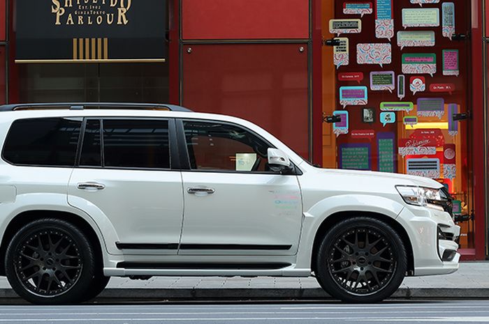 Tampilan samping Toyota Land Cruiser dengan body kit Artisan Spirit