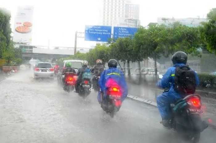 Ilustrasi pemotor berkendara di cuaca hujan.