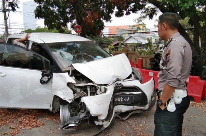 Toyota Sienta remuk usai pengemudi panik dikejar usai melakukan tabrak lari di simpang Kentungan, jalan Kaliurang, Sleman Yogyakarta