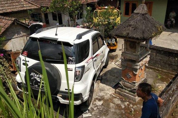 Toyota Rush terjun dari parkiran, seruduk tiga pura milik warga bali