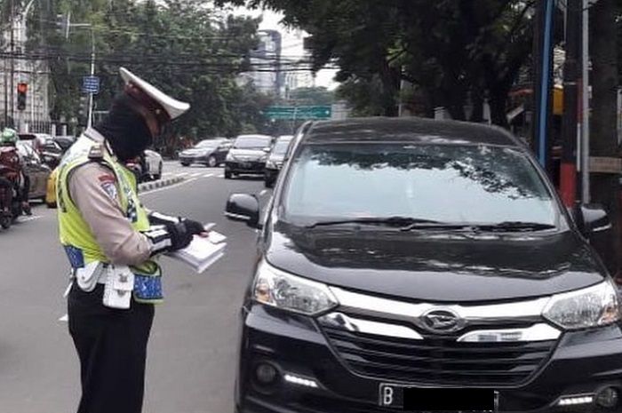 Polisi menilang pelanggar lalu lintas, termasuk yang belum bayar pajak kendaraan (ilustrasi).