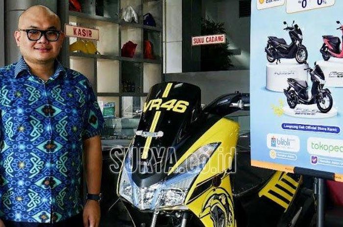 Deryl Juwono, Staff e-commerce STSJ (Yamaha Jatim) saat menjelaskan promo pembelian Lexi lewat E-Commerece, Senin (14/10/2019).