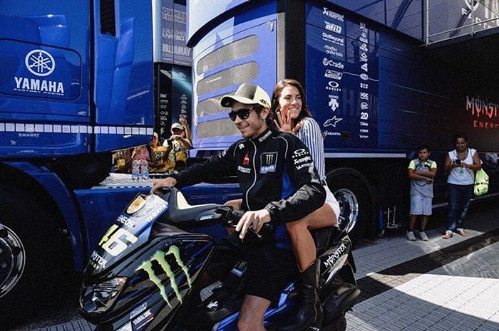 Valentino Rossi dan Francesca Sofia naik Yamaha NMAX