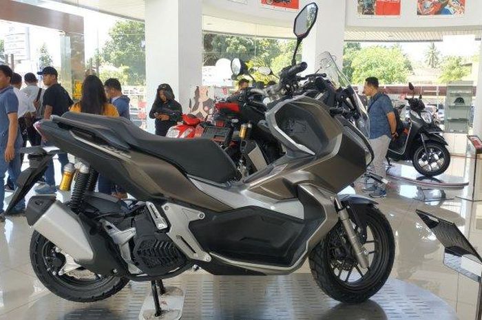 Skuto Honda ADV150 di showroom Daya Adicipta Wisesa (DAW). Khusus bulan ini, DAW memberikan hadiah langsung jaket ekslusif dan potongan angsuran. 