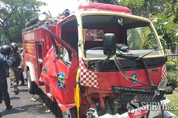  Kondisi mobil PMK pasca tabrakan di Jalan Medokan Semampir, Sukolilo, Surabaya, Kamis (17/10/2019). 