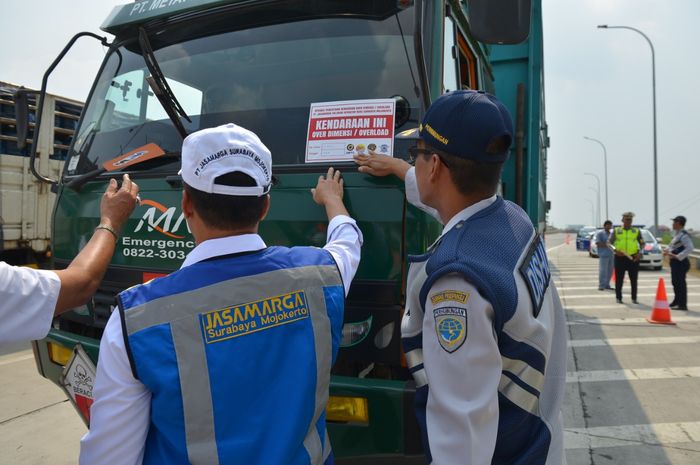 Sekitar 70 persen atau 46 kendaraan  yang terjaring operasi penertiban di Jalan Tol Surabaya-Mojokerto terbukti melanggar ODOL.