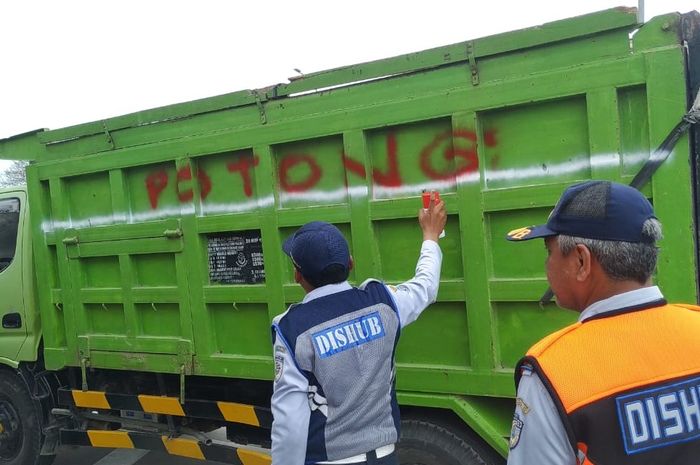 PT Jasa Marga Surabaya Mojokerto (JSM) memberikan sanksi terhadap truk yang terbukti melanggar ODOL.
