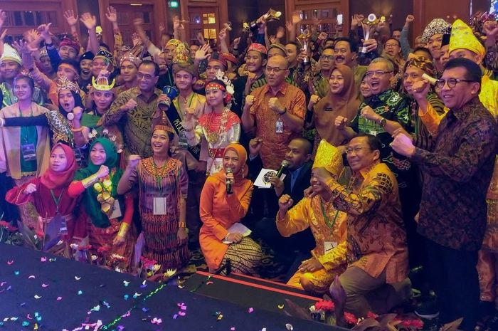 Menteri Perhubungan Budi Karya Sumadi, Dirjen Perhubungan Darat Budi Setiyadi, serta jajaran direksi Kementerian Perhubungan berfoto bersama para Pelajar Pelopor