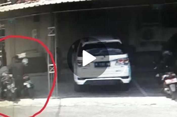 Pelaku pencurian spesialis congkel jok motor terekam kamera CCTV