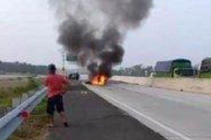 Sebuah mobil terbakar di Tol Lampung, tepatnya di Km 96 Desa Candimas, Kecamatan Natar, Lampung Selatan