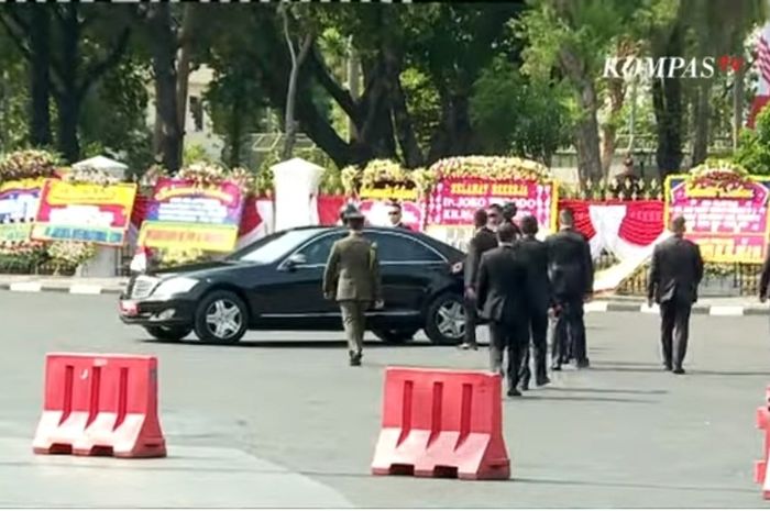 Jokowi kembali ke mobil Kepresidenan setelah menyalami relawan 