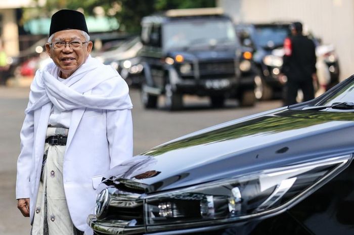 Wapres terpilih Ma'ruf Amin berfoto di belakang mobilnya, apa ya?