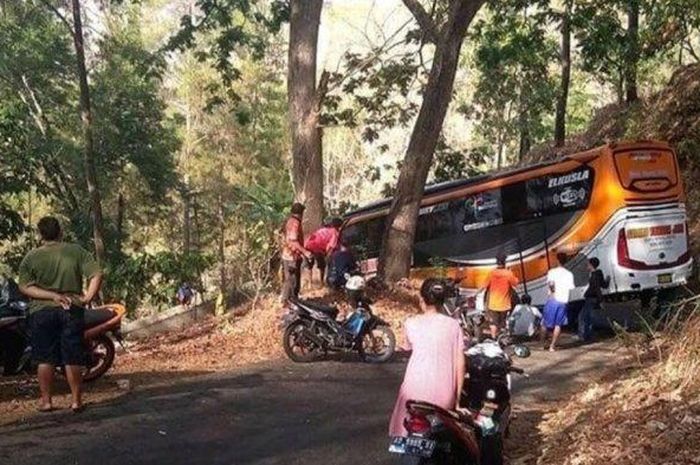 Bus PO Sudiro Tunggal Jaya terjebak di jalanan sangat sempit di tengah hutan Wonogiri (19/10). 