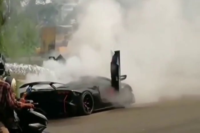 Mobil Lamborghini Aventador milik Raffi Ahmad yang terbakar kemarin sore (19/10).
