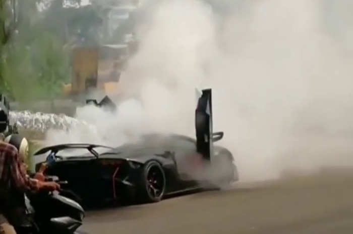 Ilustrasi. Lamborghini Aventador milik Raffi Ahmad yang terbakar (19/10).