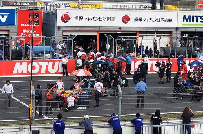 Menjelang balap MotoGP Jepang dimulai, raungan mesin motor sudah menggema di sirkuit Motegi
