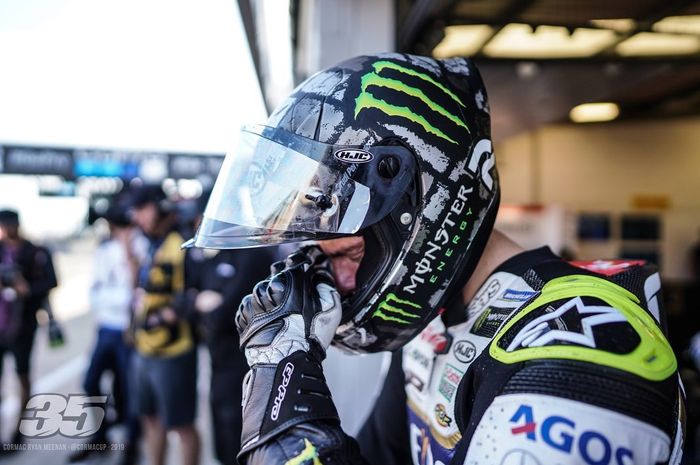 Cal Crutchlow memakai helm balap HJC RPHA 01R edisi khusus di MotoGP Inggris.